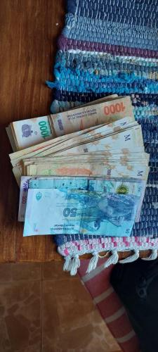 Changing 140 Dollars to Argentinian Pesos (1 : 985). Largest bill a 1000 Pesos