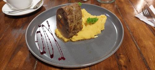 Beef with mashed potatoes 