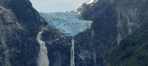 Hanging glacier 